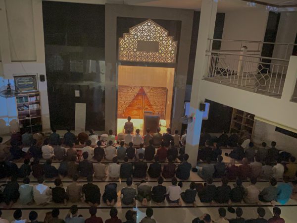 Santri Pondok Pesantren Fathan Mubiina melaksanakan shalat tahajjud berjamaah di masjid pesantren
