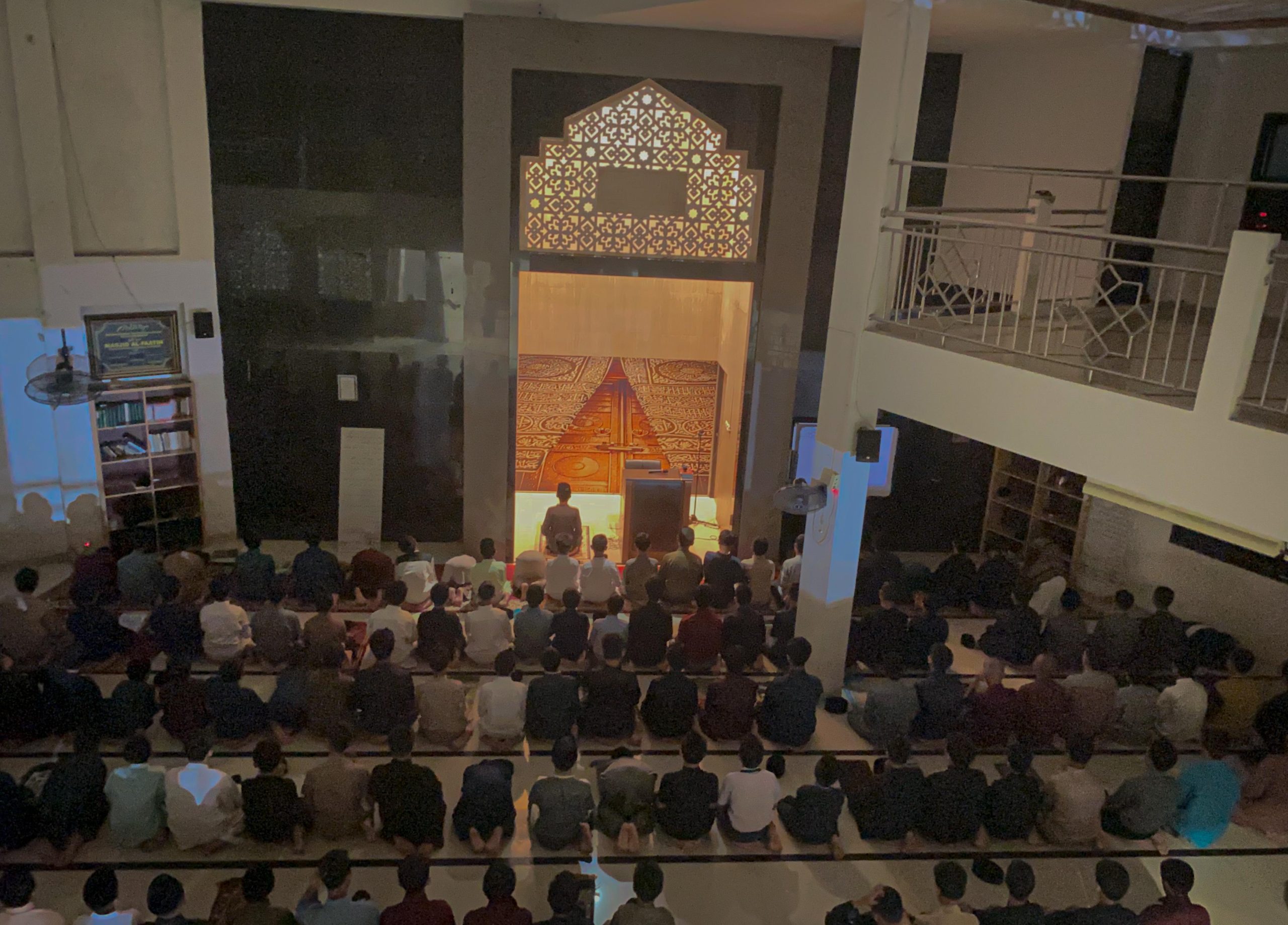 Santri Pondok Pesantren Fathan Mubiina melaksanakan shalat tahajjud berjamaah di masjid pesantren
